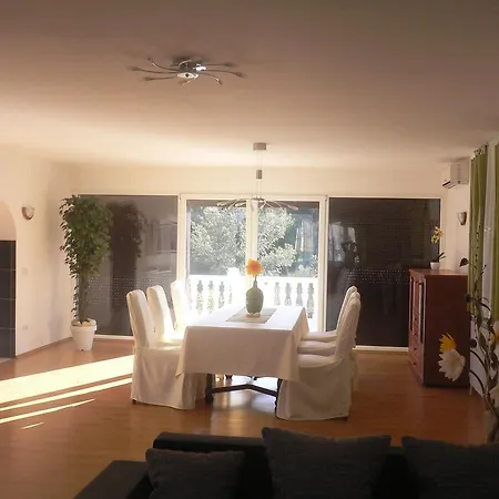 Ceki Apartment *
